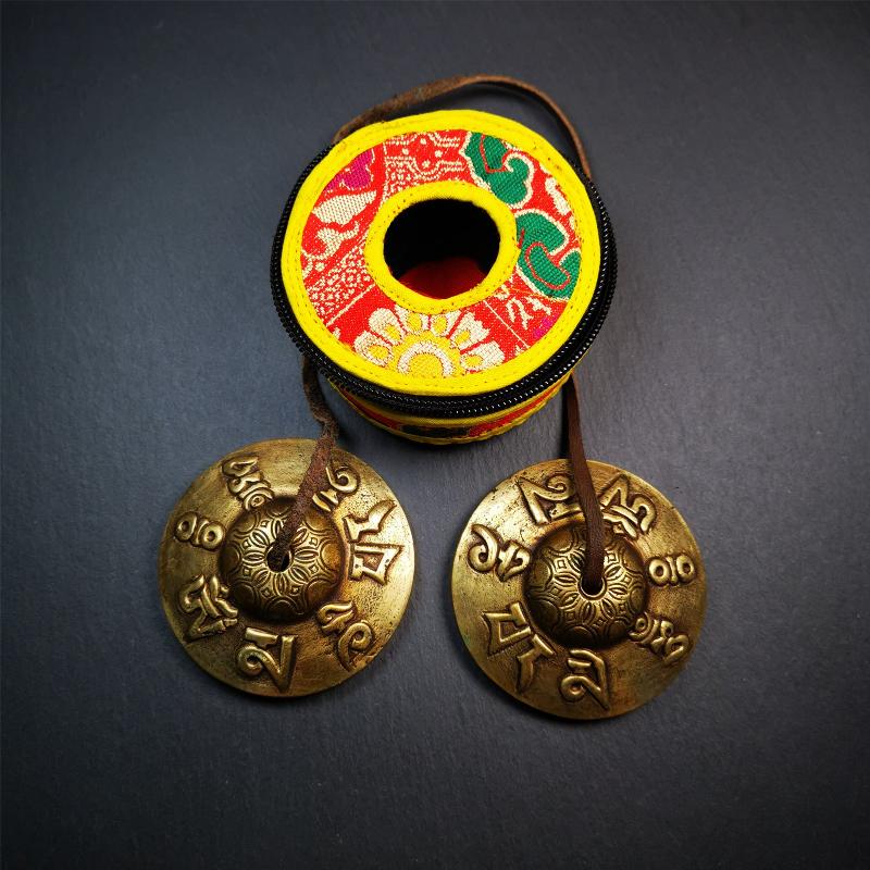 This tingsha bell set was handmade in Nepal,using traditional techniques and materials. It was made of brass,carved om mani padme hum mantra,7.4cm diameter,with pure, clear and resonant,good for meditation. Come with tingsha case.