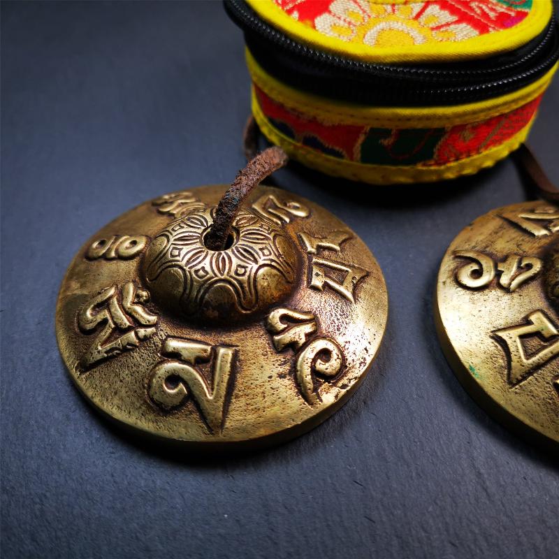 This tingsha bell set was handmade in Nepal,using traditional techniques and materials. It was made of brass,carved om mani padme hum mantra,7.4cm diameter,with pure, clear and resonant,good for meditation. Come with tingsha case.