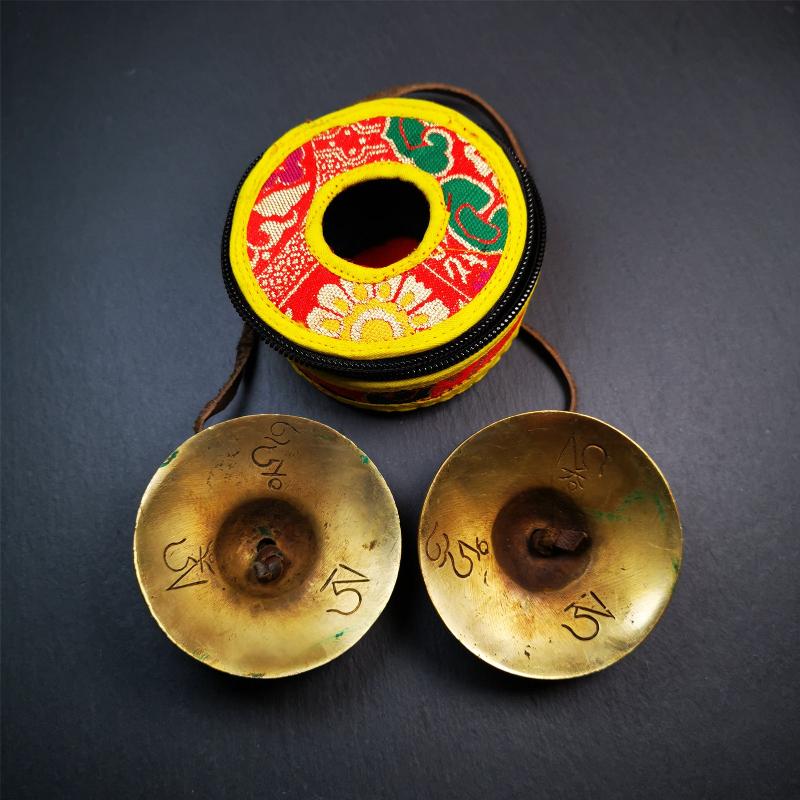 This tingsha bell set was handmade in Nepal,using traditional techniques and materials. It was made of brass,carved om mani padme hum mantra,7.4cm diameter,with pure, clear and resonant,good for meditation. Come with tingsha case.