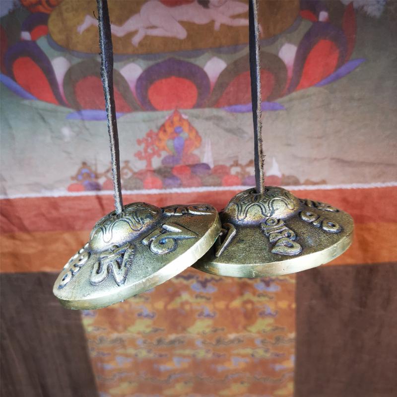 This tingsha bell set was handmade in Nepal,using traditional techniques and materials. It was made of brass,carved om mani padme hum mantra,7.4cm diameter,with pure, clear and resonant,good for meditation. Come with tingsha case.