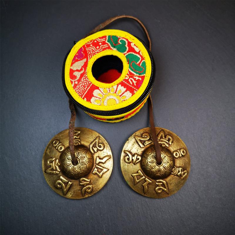 This tingsha bell set was handmade in Nepal,using traditional techniques and materials. It was made of brass,carved om mani padme hum mantra,7.4cm diameter,with pure, clear and resonant,good for meditation. Come with tingsha case.