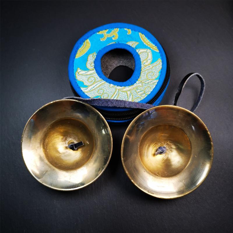 This tingsha bell set was handmade in Nepal,using traditional techniques and materials. It was made of bronze,carved cloud pattern,8.8cm diameter,with pure, clear and resonant,good for meditation. Come with tingsha case.