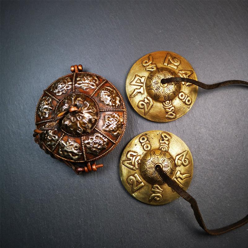 This tingsha bell set was handmade in Nepal,using traditional techniques and materials. It was made of brass,carved om mani padme hum mantra,7.4cm diameter,with pure, clear and resonant,good for meditation. Come with tingsha case.