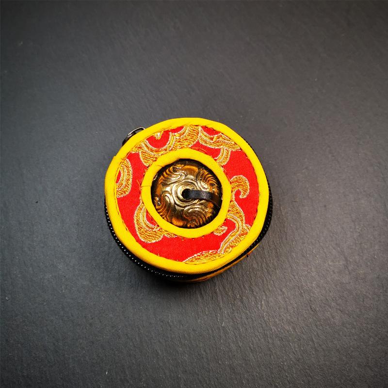 This tingsha bell set was handmade in Nepal,using traditional techniques and materials. It was made of brass,carved 2 dragons pattern,6.5cm diameter,with pure, clear and resonant,good for meditation. Come with tingsha case.