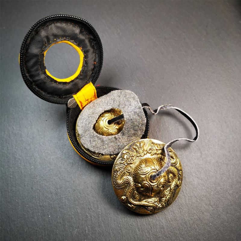 This tingsha bell set was handmade in Nepal,using traditional techniques and materials. It was made of brass,carved 2 dragons pattern,6.5cm diameter,with pure, clear and resonant,good for meditation. Come with tingsha case.