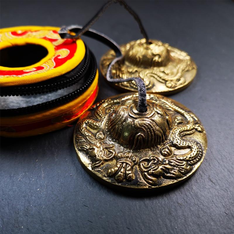 This tingsha bell set was handmade in Nepal,using traditional techniques and materials. It was made of brass,carved 2 dragons pattern,6.5cm diameter,with pure, clear and resonant,good for meditation. Come with tingsha case.