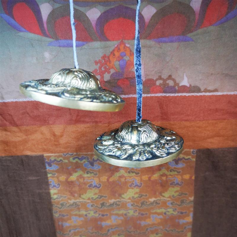 This tingsha bell set was handmade in Nepal,using traditional techniques and materials. It was made of brass,carved 2 dragons pattern,6.5cm diameter,with pure, clear and resonant,good for meditation. Come with tingsha case.