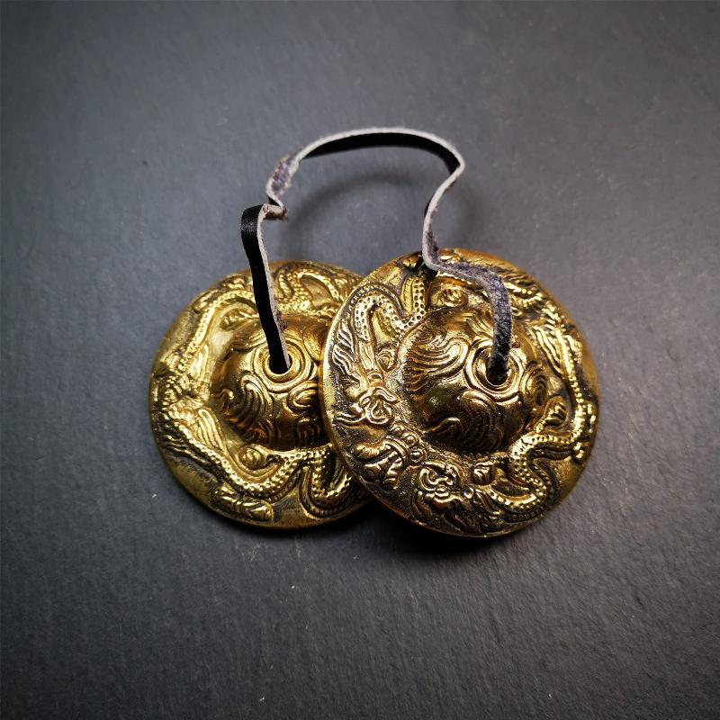 This tingsha bell set was handmade in Nepal,using traditional techniques and materials. It was made of brass,carved 2 dragons pattern,6.5cm diameter,with pure, clear and resonant,good for meditation. Come with tingsha case.