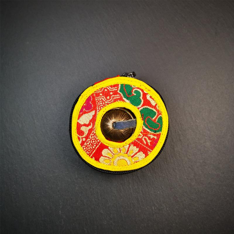 This tingsha bell set was handmade in Nepal,using traditional techniques and materials. It was made of bronze,carved om mani padme hum mantra,8cm diameter,with pure, clear and resonant,good for meditation. Come with tingsha case.