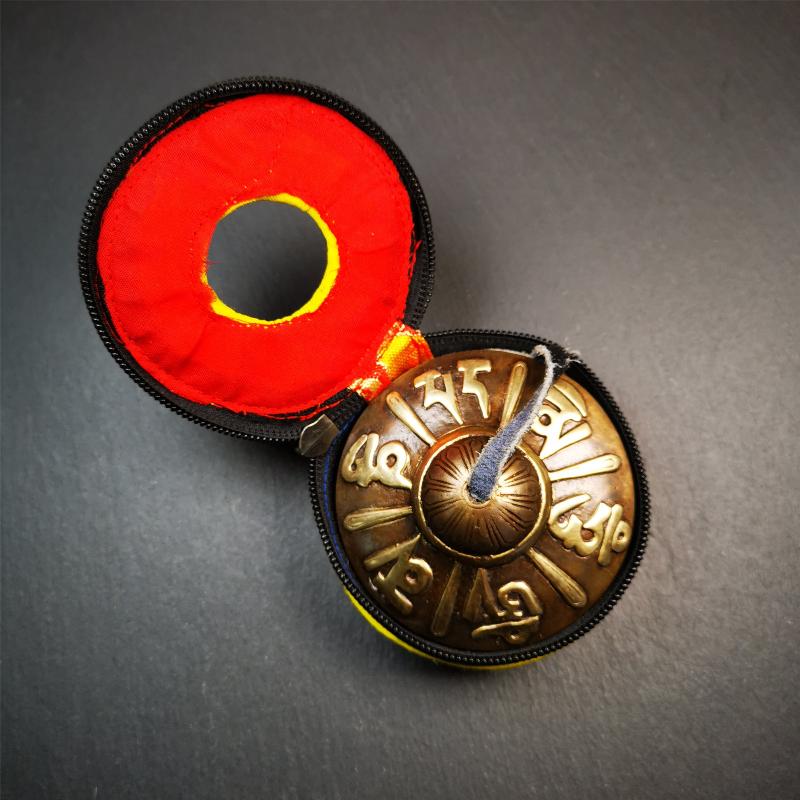 This tingsha bell set was handmade in Nepal,using traditional techniques and materials. It was made of bronze,carved om mani padme hum mantra,8cm diameter,with pure, clear and resonant,good for meditation. Come with tingsha case.