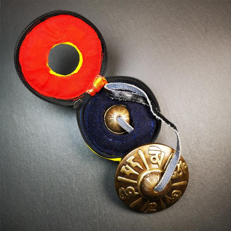 This tingsha bell set was handmade in Nepal,using traditional techniques and materials. It was made of bronze,carved om mani padme hum mantra,8cm diameter,with pure, clear and resonant,good for meditation. Come with tingsha case.