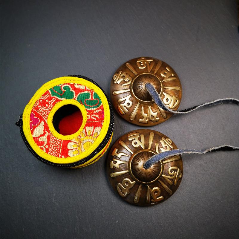 This tingsha bell set was handmade in Nepal,using traditional techniques and materials. It was made of bronze,carved om mani padme hum mantra,8cm diameter,with pure, clear and resonant,good for meditation. Come with tingsha case.