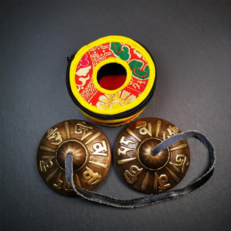 This tingsha bell set was handmade in Nepal,using traditional techniques and materials. It was made of bronze,carved om mani padme hum mantra,8cm diameter,with pure, clear and resonant,good for meditation. Come with tingsha case.
