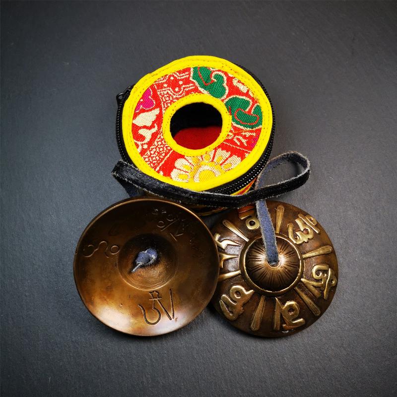 This tingsha bell set was handmade in Nepal,using traditional techniques and materials. It was made of bronze,carved om mani padme hum mantra,8cm diameter,with pure, clear and resonant,good for meditation. Come with tingsha case.
