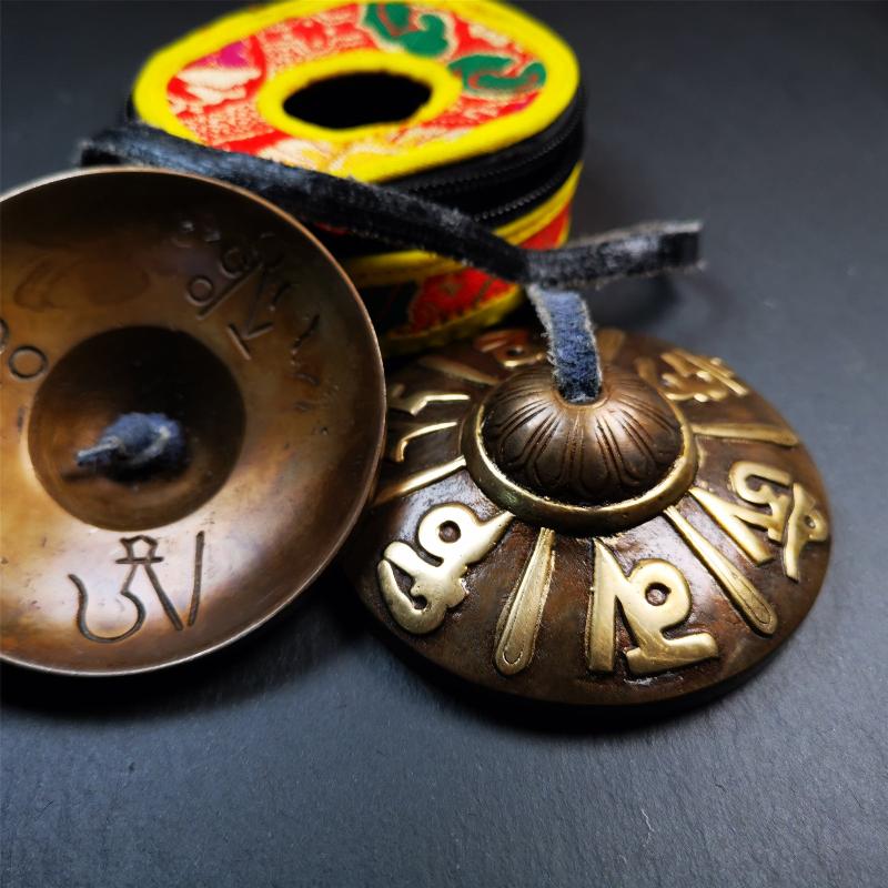 This tingsha bell set was handmade in Nepal,using traditional techniques and materials. It was made of bronze,carved om mani padme hum mantra,8cm diameter,with pure, clear and resonant,good for meditation. Come with tingsha case.