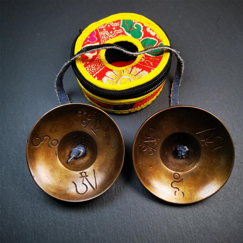 This tingsha bell set was handmade in Nepal,using traditional techniques and materials. It was made of bronze,carved om mani padme hum mantra,8cm diameter,with pure, clear and resonant,good for meditation. Come with tingsha case.