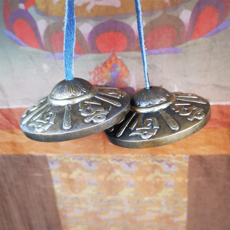 This tingsha bell set was handmade in Nepal,using traditional techniques and materials. It was made of bronze,carved om mani padme hum mantra,8cm diameter,with pure, clear and resonant,good for meditation. Come with tingsha case.