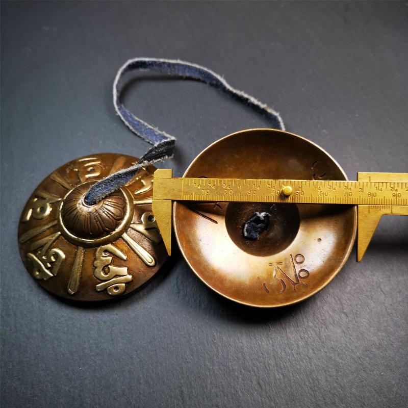 This tingsha bell set was handmade in Nepal,using traditional techniques and materials. It was made of bronze,carved om mani padme hum mantra,8cm diameter,with pure, clear and resonant,good for meditation. Come with tingsha case.