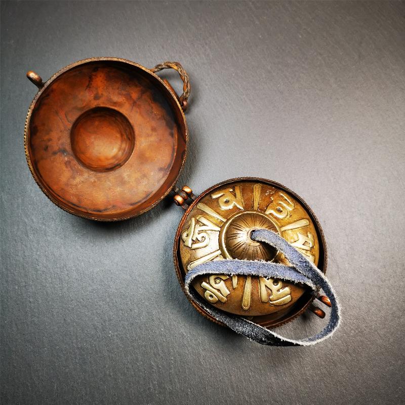 This tingsha bell set was handmade in Nepal,using traditional techniques and materials. It was made of bronze,carved om mani padme hum mantra,8cm diameter,with pure, clear and resonant,good for meditation. Come with tingsha case.