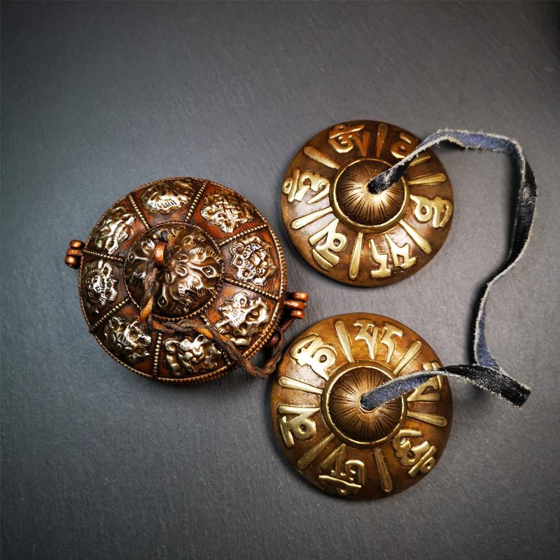 This tingsha bell set was handmade in Nepal,using traditional techniques and materials. It was made of bronze,carved om mani padme hum mantra,8cm diameter,with pure, clear and resonant,good for meditation. Come with tingsha case.