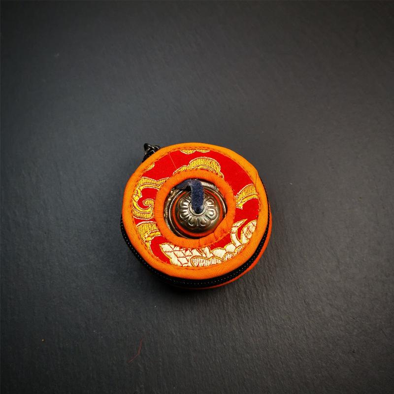 This tingsha bell set was handmade in Nepal,using traditional techniques and materials. It was made of bronze,carved astamangal pattern,6.8cm diameter,with pure, clear and resonant,good for meditation. Come with tingsha case.