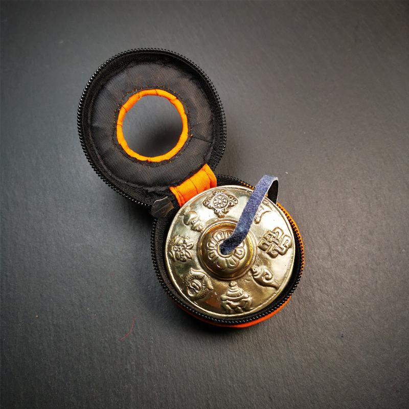 This tingsha bell set was handmade in Nepal,using traditional techniques and materials. It was made of bronze,carved astamangal pattern,6.8cm diameter,with pure, clear and resonant,good for meditation. Come with tingsha case.