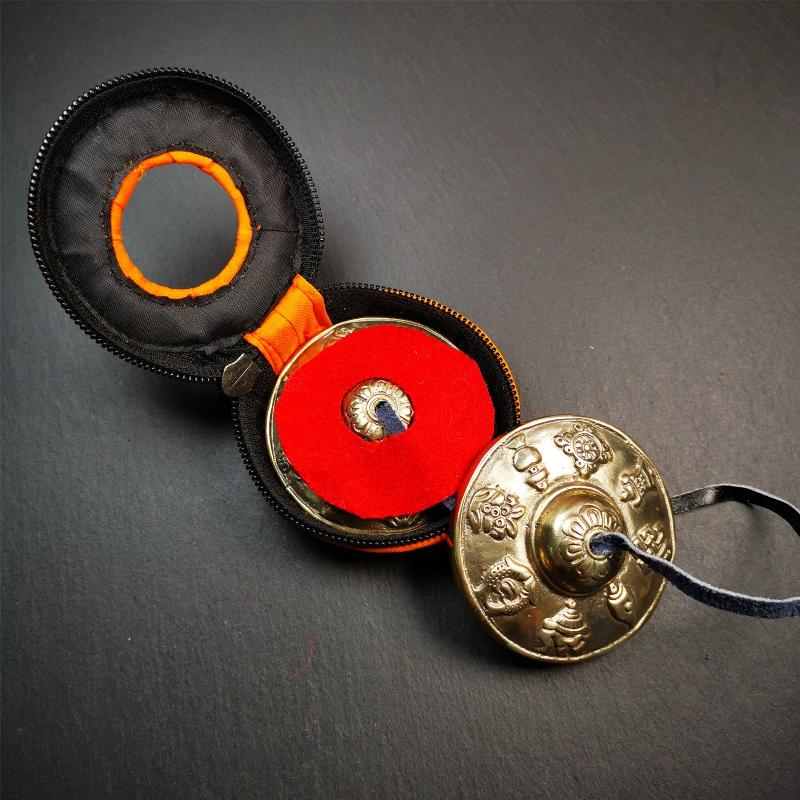This tingsha bell set was handmade in Nepal,using traditional techniques and materials. It was made of bronze,carved astamangal pattern,6.8cm diameter,with pure, clear and resonant,good for meditation. Come with tingsha case.