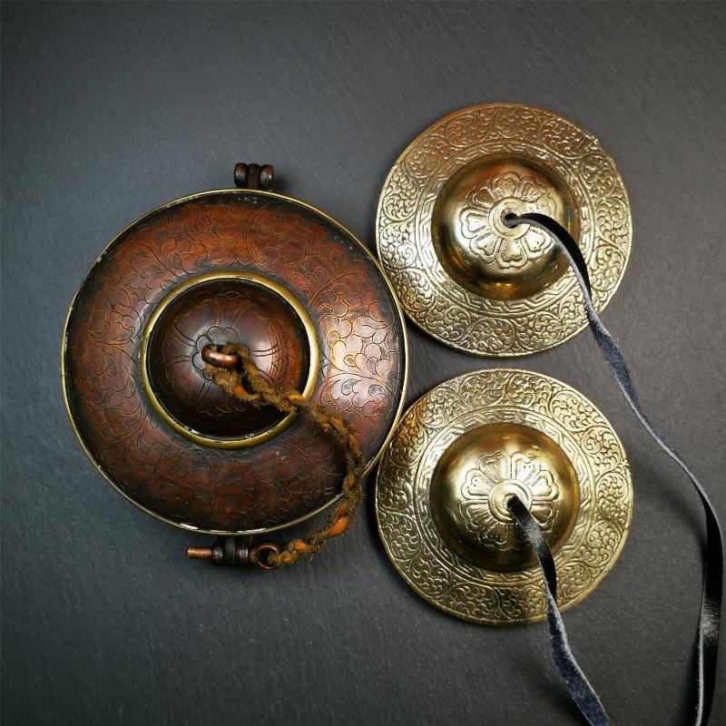This tingsha bell set was handmade in Nepal,using traditional techniques and materials. It was made of bronze,carved cloud pattern,8.8cm diameter,with pure, clear and resonant,good for meditation. Come with tingsha case.