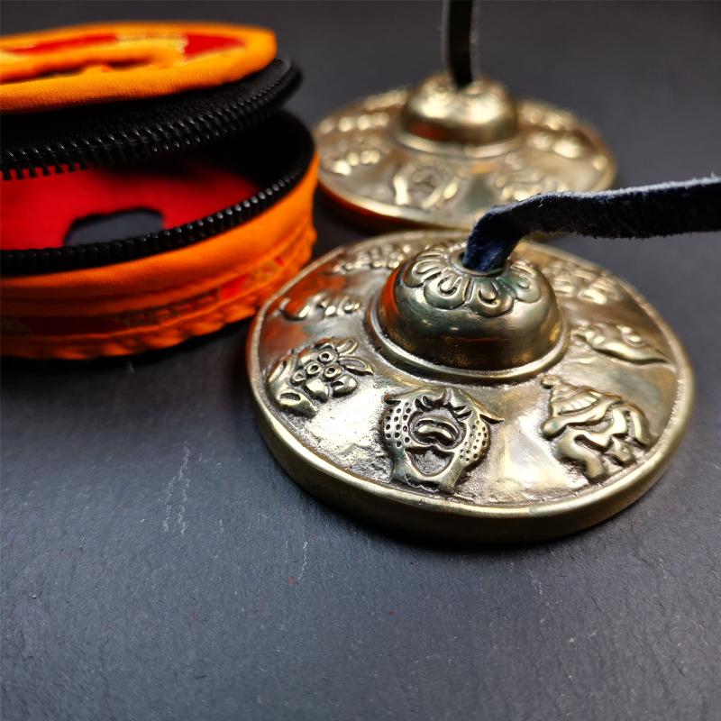 This tingsha bell set was handmade in Nepal,using traditional techniques and materials. It was made of bronze,carved astamangal pattern,6.8cm diameter,with pure, clear and resonant,good for meditation. Come with tingsha case.
