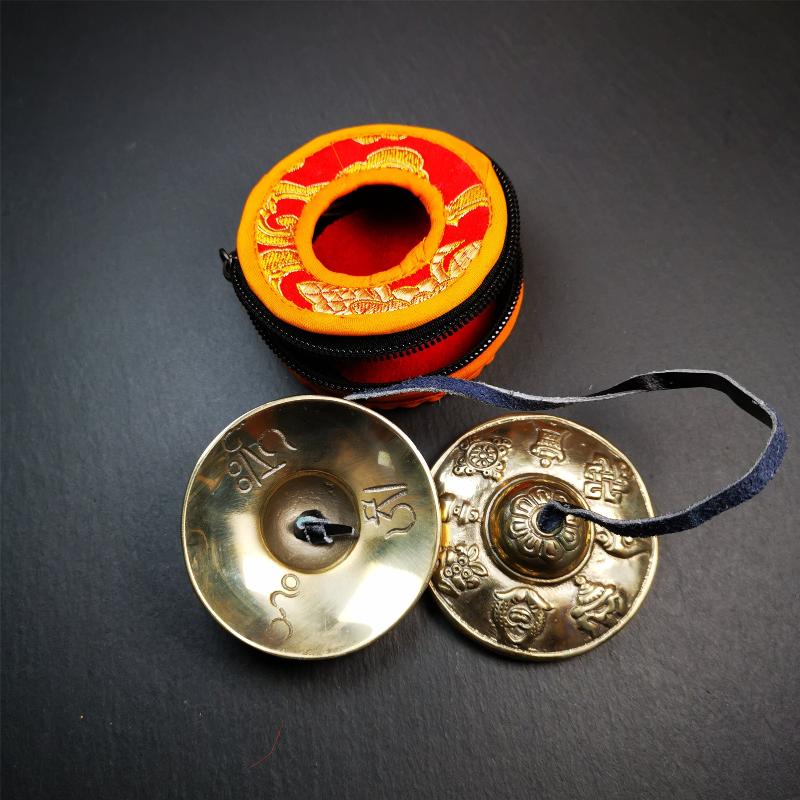 This tingsha bell set was handmade in Nepal,using traditional techniques and materials. It was made of bronze,carved astamangal pattern,6.8cm diameter,with pure, clear and resonant,good for meditation. Come with tingsha case.