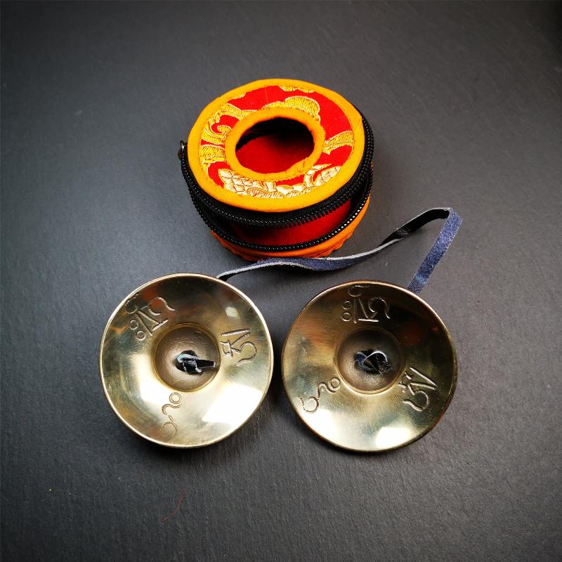 This tingsha bell set was handmade in Nepal,using traditional techniques and materials. It was made of bronze,carved astamangal pattern,6.8cm diameter,with pure, clear and resonant,good for meditation. Come with tingsha case.