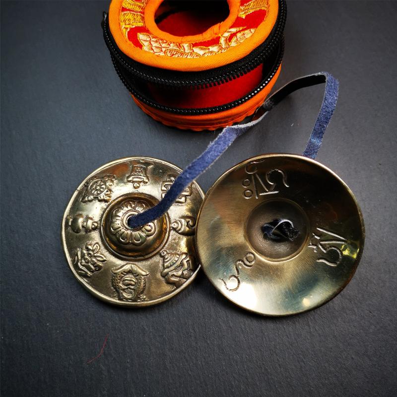 This tingsha bell set was handmade in Nepal,using traditional techniques and materials. It was made of bronze,carved astamangal pattern,6.8cm diameter,with pure, clear and resonant,good for meditation. Come with tingsha case.