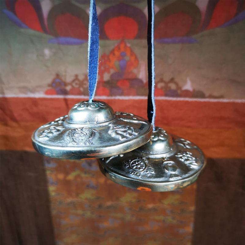 This tingsha bell set was handmade in Nepal,using traditional techniques and materials. It was made of bronze,carved astamangal pattern,6.8cm diameter,with pure, clear and resonant,good for meditation. Come with tingsha case.