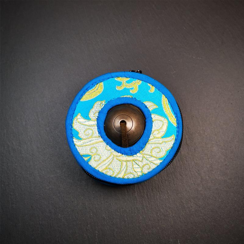 This tingsha bell set was handmade in Nepal,using traditional techniques and materials. It was made of bronze,special dark color,8.3cm diameter,with pure, clear and resonant,good for meditation. Come with tingsha case.