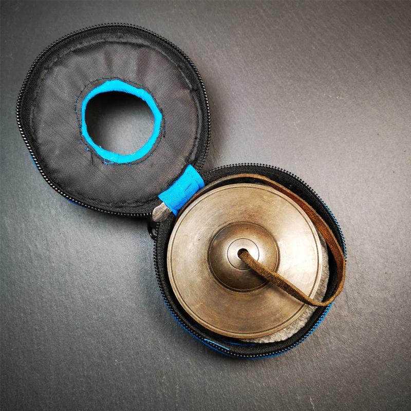 This tingsha bell set was handmade in Nepal,using traditional techniques and materials. It was made of bronze,special dark color,8.3cm diameter,with pure, clear and resonant,good for meditation. Come with tingsha case.