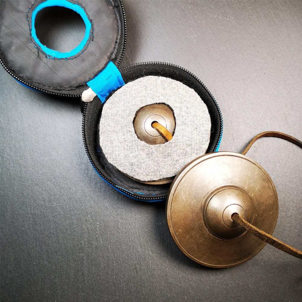 This tingsha bell set was handmade in Nepal,using traditional techniques and materials. It was made of bronze,special dark color,8.3cm diameter,with pure, clear and resonant,good for meditation. Come with tingsha case.