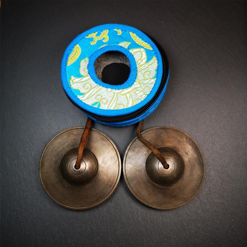 This tingsha bell set was handmade in Nepal,using traditional techniques and materials. It was made of bronze,special dark color,8.3cm diameter,with pure, clear and resonant,good for meditation. Come with tingsha case.