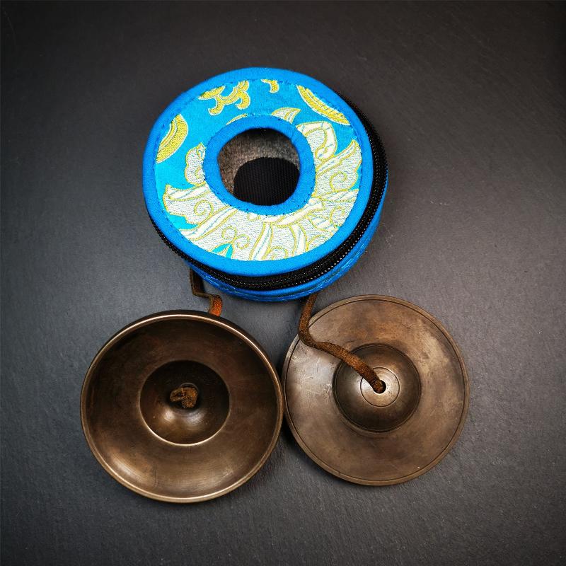 This tingsha bell set was handmade in Nepal,using traditional techniques and materials. It was made of bronze,special dark color,8.3cm diameter,with pure, clear and resonant,good for meditation. Come with tingsha case.