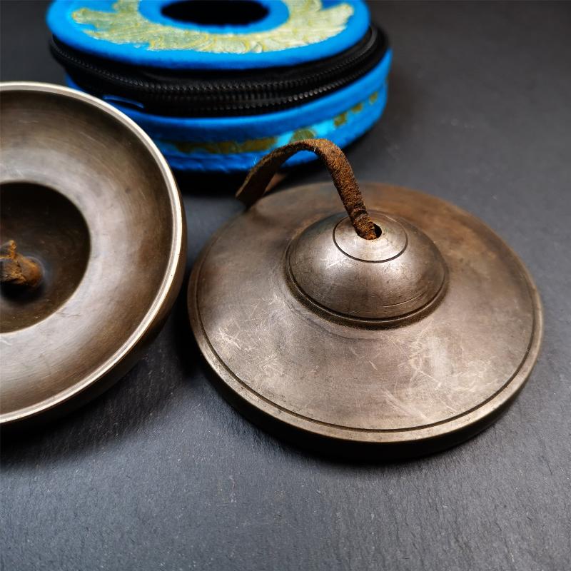 This tingsha bell set was handmade in Nepal,using traditional techniques and materials. It was made of bronze,special dark color,8.3cm diameter,with pure, clear and resonant,good for meditation. Come with tingsha case.