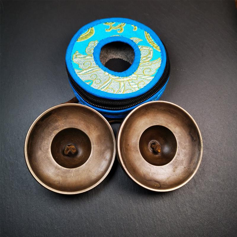 This tingsha bell set was handmade in Nepal,using traditional techniques and materials. It was made of bronze,special dark color,8.3cm diameter,with pure, clear and resonant,good for meditation. Come with tingsha case.