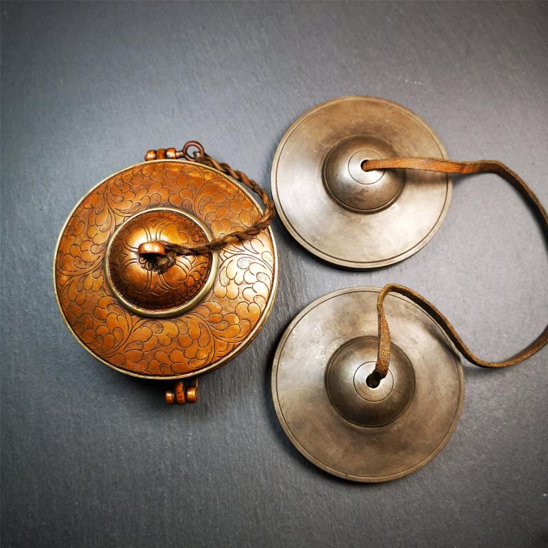 This tingsha bell set was handmade in Nepal,using traditional techniques and materials. It was made of bronze,special dark color,8.3cm diameter,with pure, clear and resonant,good for meditation. Come with tingsha case.