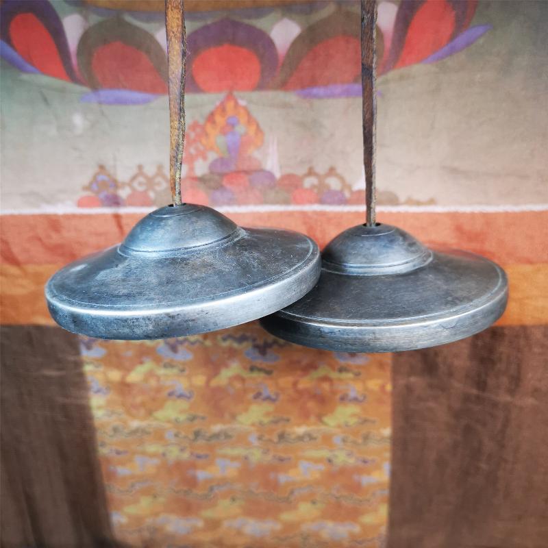 This tingsha bell set was handmade in Nepal,using traditional techniques and materials. It was made of bronze,special dark color,8.3cm diameter,with pure, clear and resonant,good for meditation. Come with tingsha case.