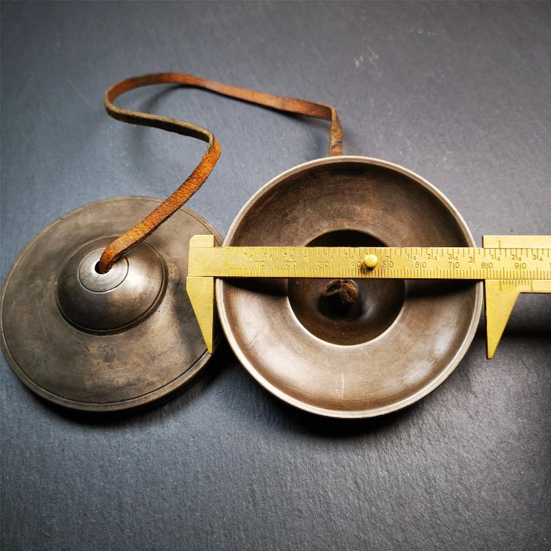 This tingsha bell set was handmade in Nepal,using traditional techniques and materials. It was made of bronze,special dark color,8.3cm diameter,with pure, clear and resonant,good for meditation. Come with tingsha case.