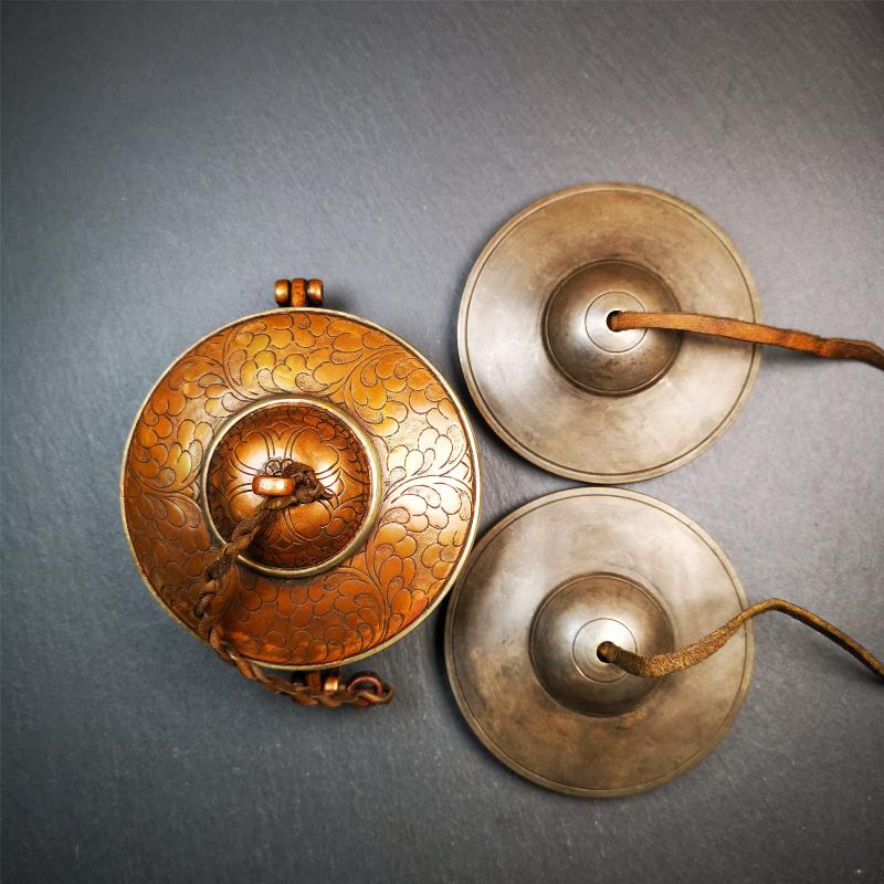 This tingsha bell set was handmade in Nepal,using traditional techniques and materials. It was made of bronze,special dark color,8.3cm diameter,with pure, clear and resonant,good for meditation. Come with tingsha case.