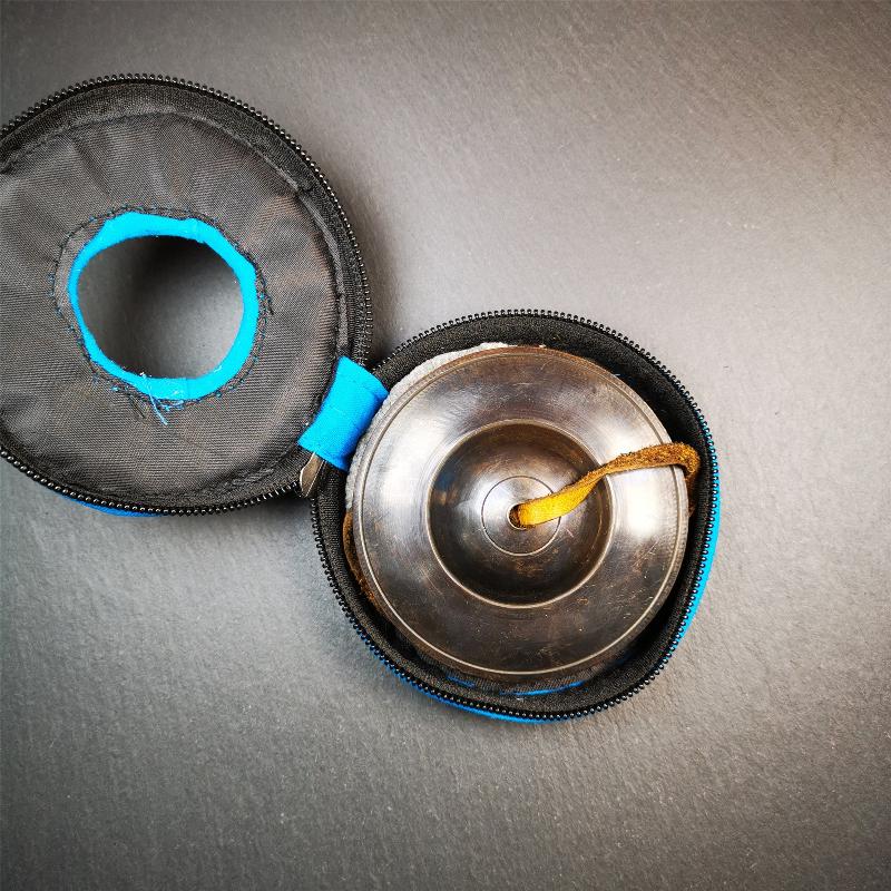 This tingsha bell set was handmade in Nepal,using traditional techniques and materials. It was made of bronze,special black color,8.5cm diameter,with pure, clear and resonant,good for meditation. Come with tingsha case.