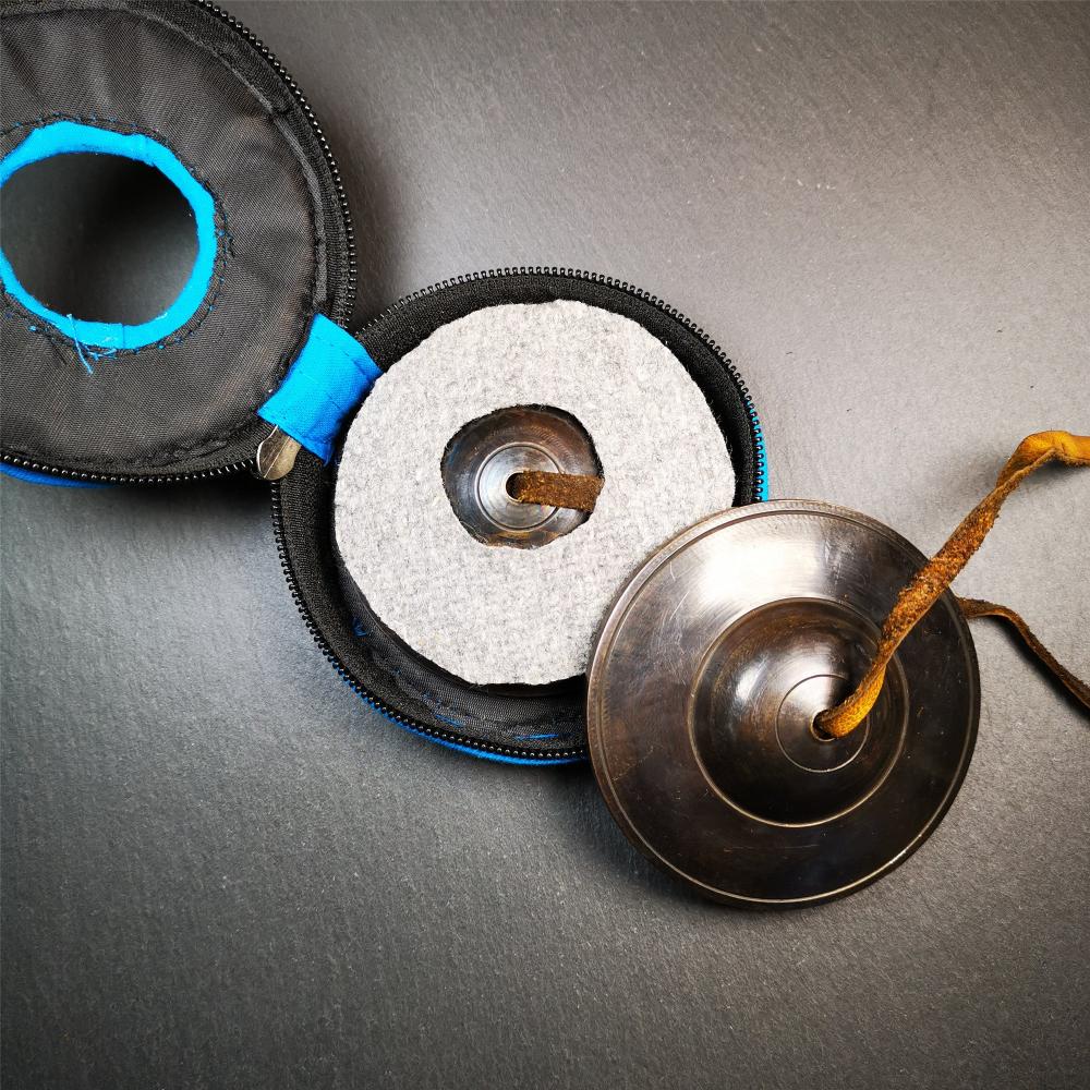 This tingsha bell set was handmade in Nepal,using traditional techniques and materials. It was made of bronze,special black color,8.5cm diameter,with pure, clear and resonant,good for meditation. Come with tingsha case.