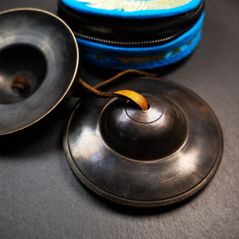 This tingsha bell set was handmade in Nepal,using traditional techniques and materials. It was made of bronze,special black color,8.5cm diameter,with pure, clear and resonant,good for meditation. Come with tingsha case.