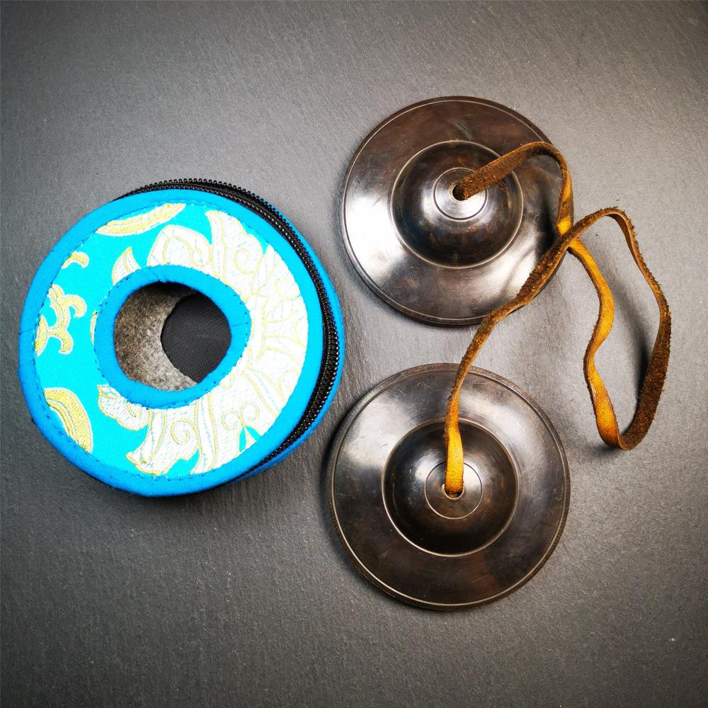 This tingsha bell set was handmade in Nepal,using traditional techniques and materials. It was made of bronze,special black color,8.5cm diameter,with pure, clear and resonant,good for meditation. Come with tingsha case.