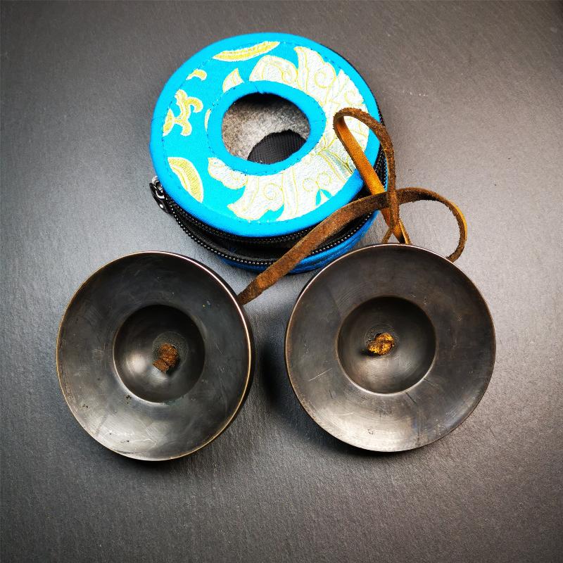 This tingsha bell set was handmade in Nepal,using traditional techniques and materials. It was made of bronze,special black color,8.5cm diameter,with pure, clear and resonant,good for meditation. Come with tingsha case.