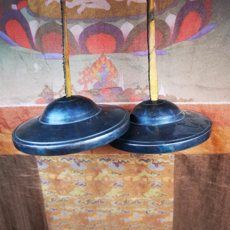This tingsha bell set was handmade in Nepal,using traditional techniques and materials. It was made of bronze,special black color,8.5cm diameter,with pure, clear and resonant,good for meditation. Come with tingsha case.